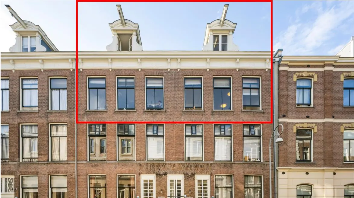 Bovenste verdiepingen van een klassiek herenhuis aan de Prof. Tulpstraat, gemarkeerd met een rood kader.